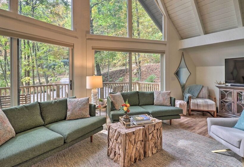 1 Mi To Town: Chalet Style Highlands Retreat