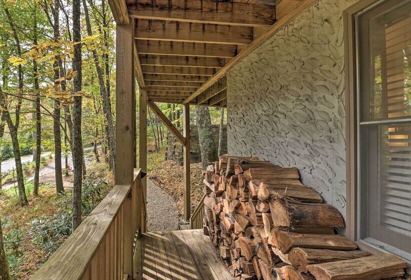 1 Mi To Town: Chalet Style Highlands Retreat