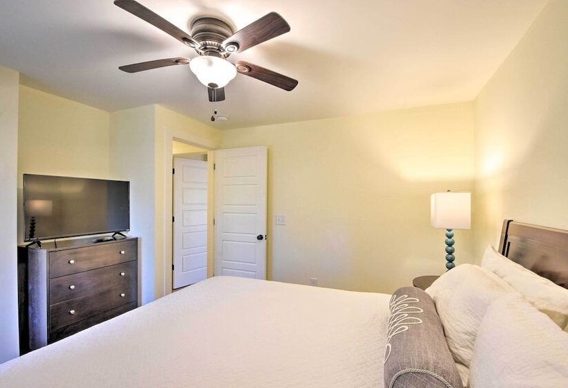 1 Mi To Town: Chalet Style Highlands Retreat