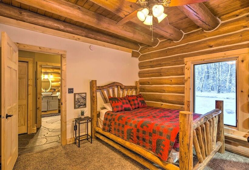 Secluded Traverse City Retreat: 11 Mi To Downtown!