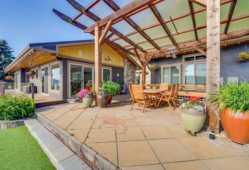 Similk Bay Retreat With Deck, Fire Pit + Hot Tub!