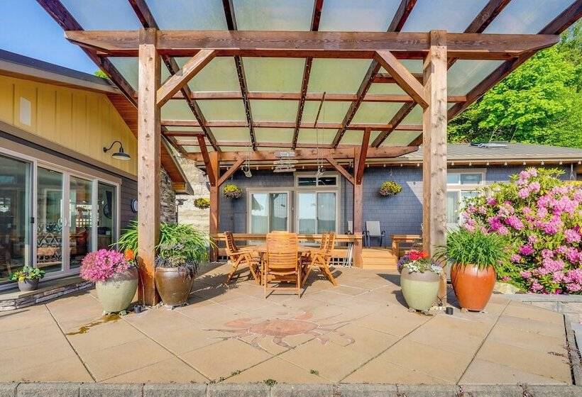 Similk Bay Retreat With Deck, Fire Pit + Hot Tub!