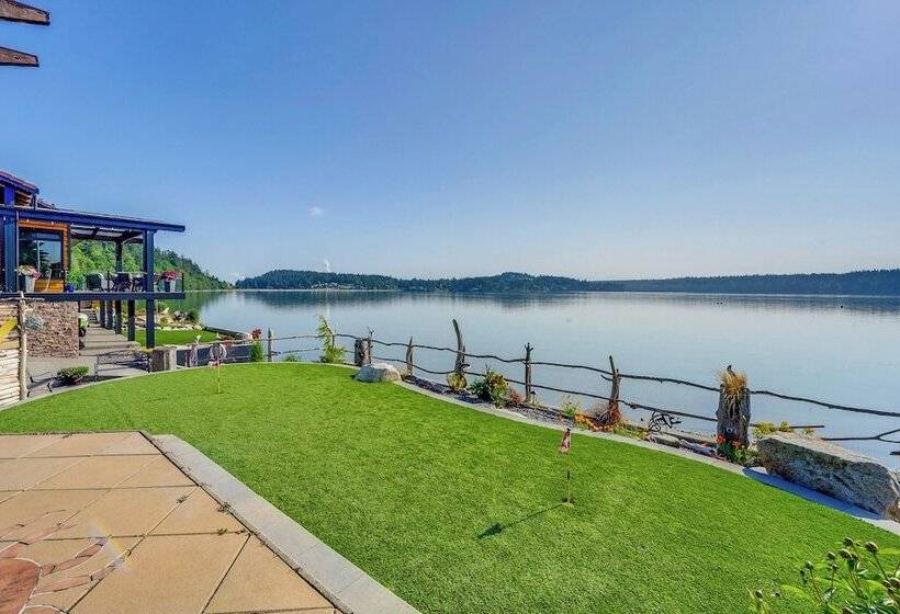 Similk Bay Retreat With Deck, Fire Pit + Hot Tub!