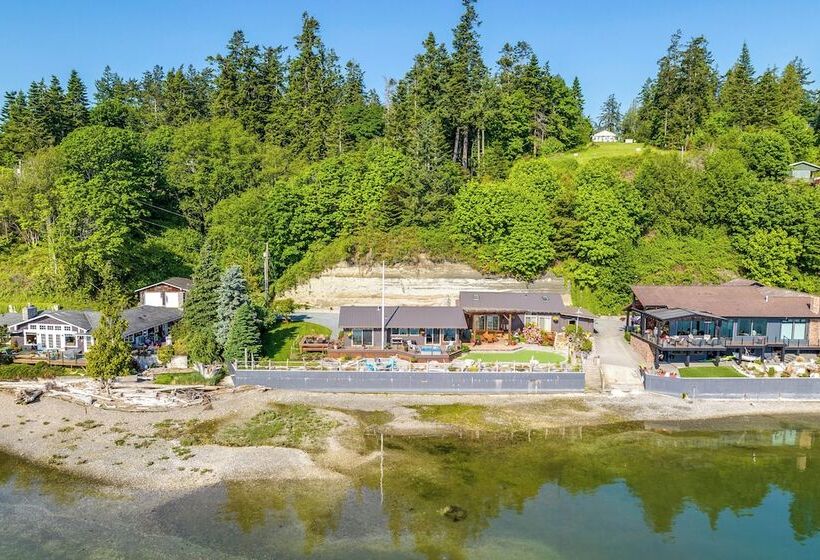 Similk Bay Retreat With Deck, Fire Pit + Hot Tub!