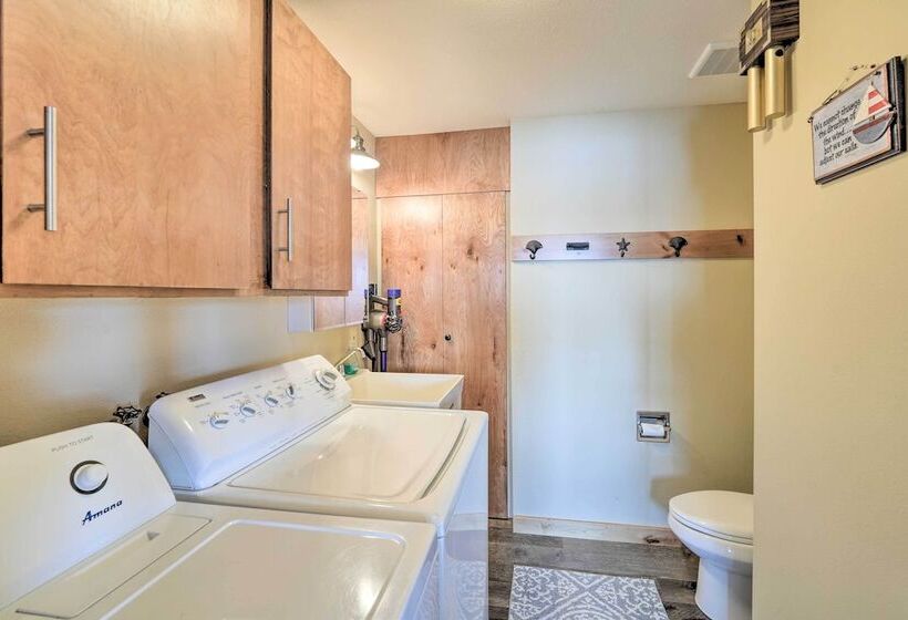 Similk Bay Retreat With Deck, Fire Pit + Hot Tub!