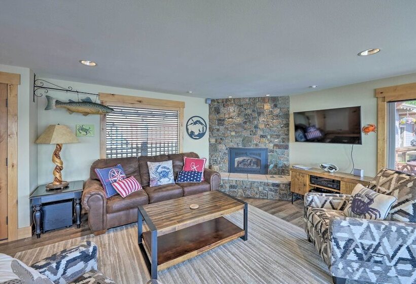 Similk Bay Retreat With Deck, Fire Pit + Hot Tub!