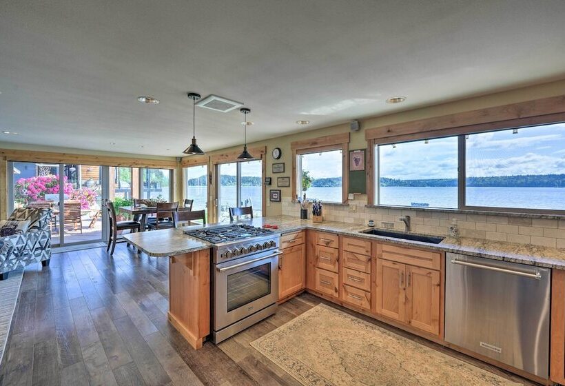 Similk Bay Retreat With Deck, Fire Pit + Hot Tub!