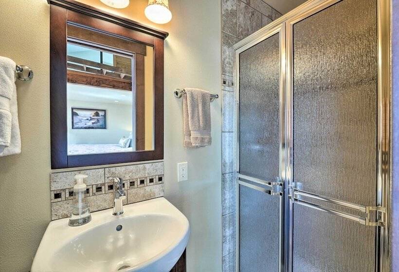 Similk Bay Retreat With Deck, Fire Pit + Hot Tub!