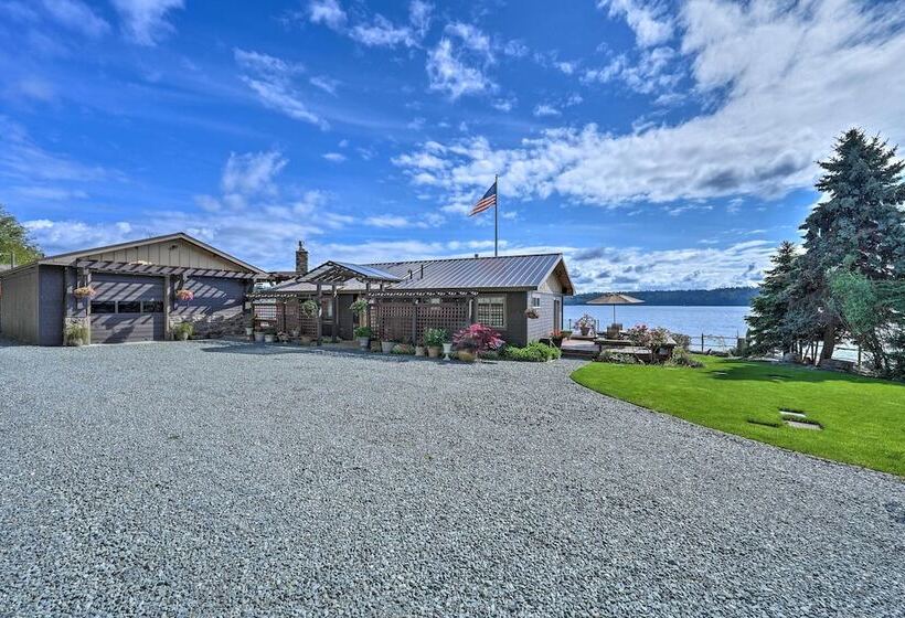 Similk Bay Retreat With Deck, Fire Pit + Hot Tub!