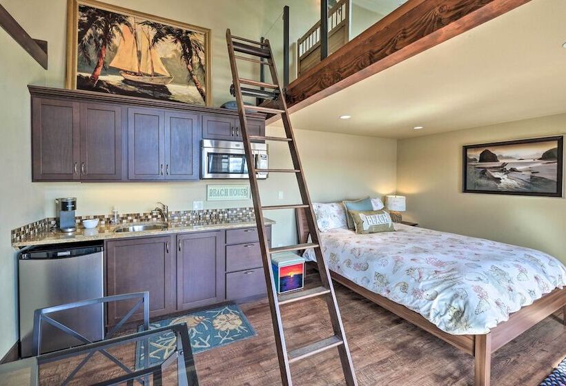 Similk Bay Retreat With Deck, Fire Pit + Hot Tub!