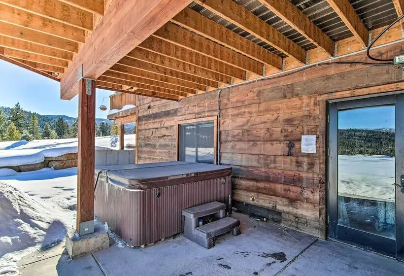 Spacious Big Sky Cabin W/ Hot Tub & Grill!