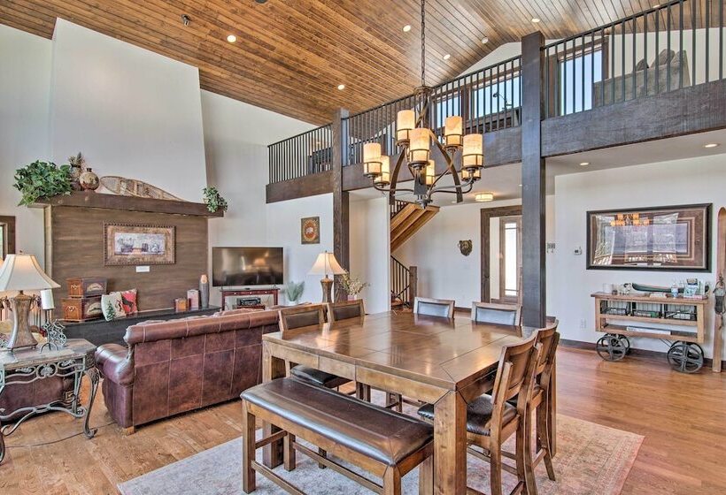 Spacious Big Sky Cabin W/ Hot Tub & Grill!