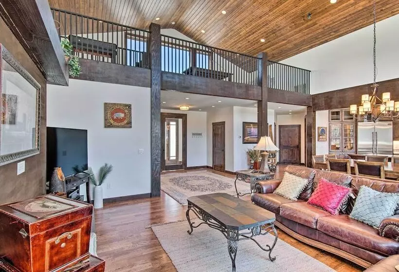 Spacious Big Sky Cabin W/ Hot Tub & Grill!