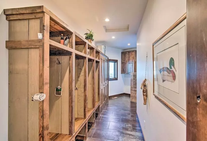 Spacious Big Sky Cabin W/ Hot Tub & Grill!