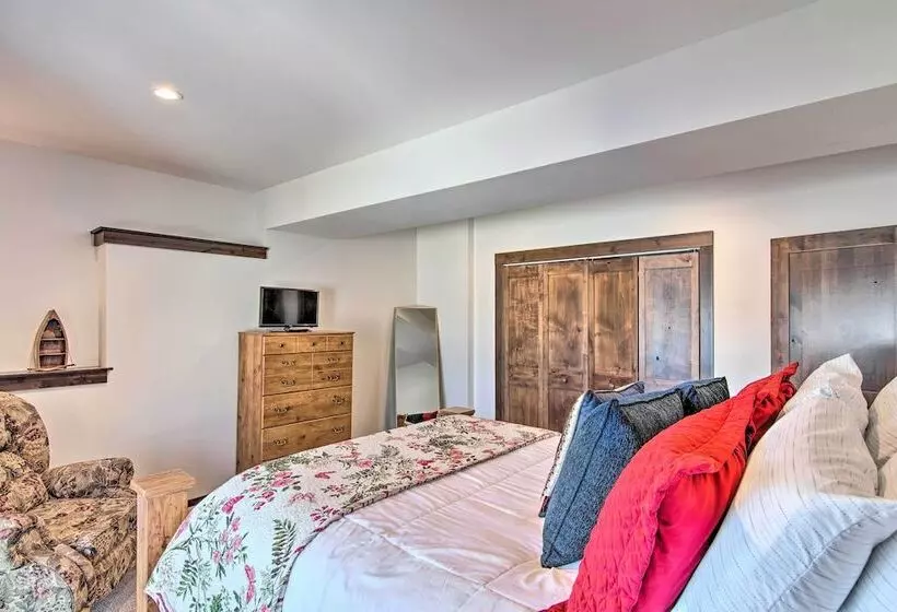 Spacious Big Sky Cabin W/ Hot Tub & Grill!