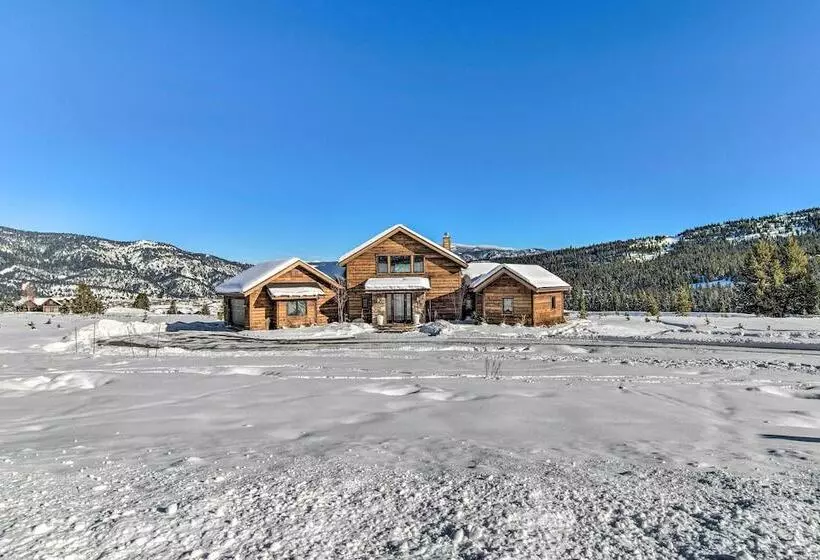 Spacious Big Sky Cabin W/ Hot Tub & Grill!