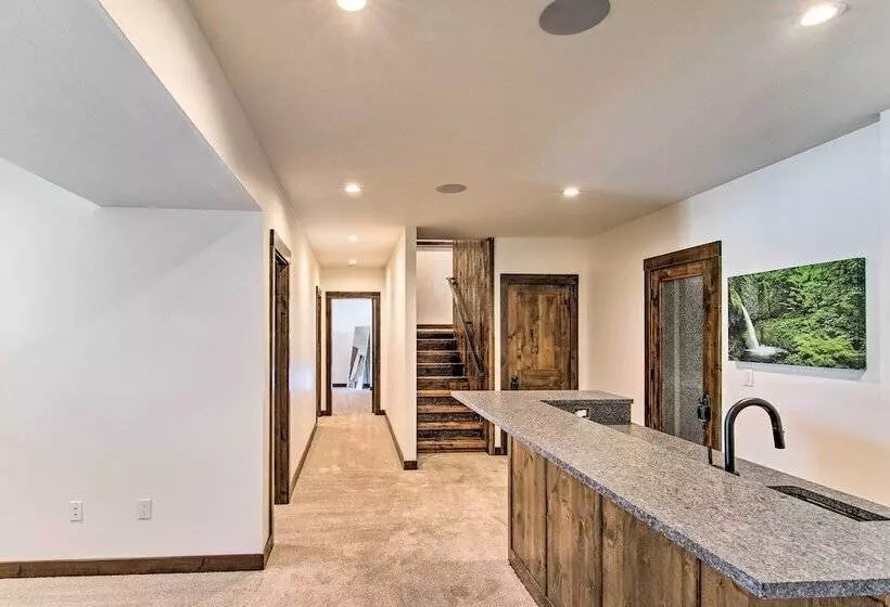 Spacious Big Sky Cabin W/ Hot Tub & Grill!