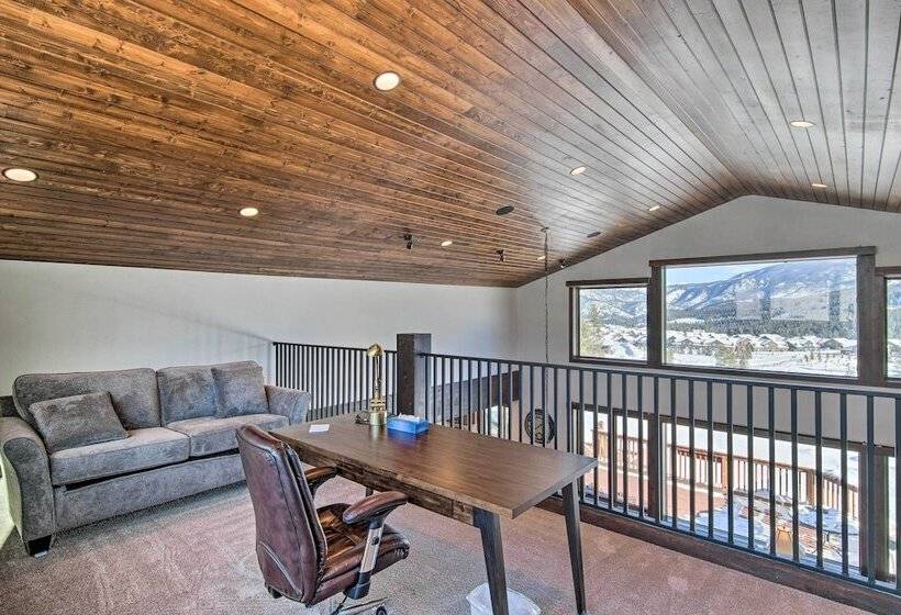 Spacious Big Sky Cabin W/ Hot Tub & Grill!