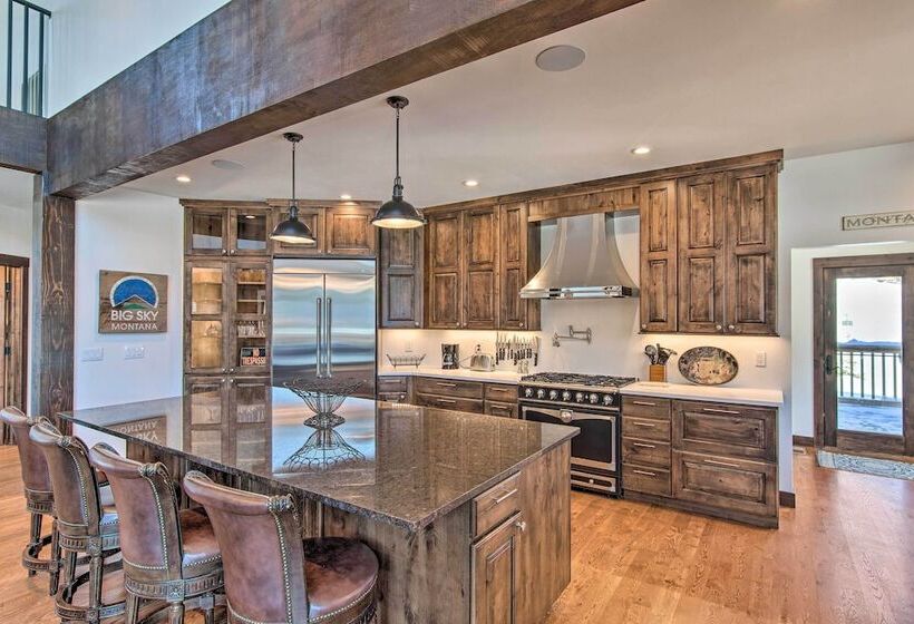 Spacious Big Sky Cabin W/ Hot Tub & Grill!