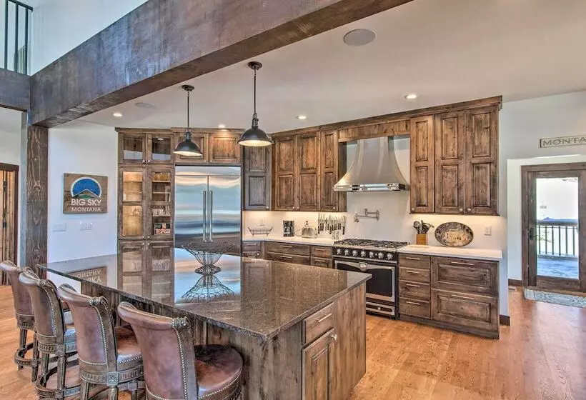 Spacious Big Sky Cabin W/ Hot Tub & Grill!