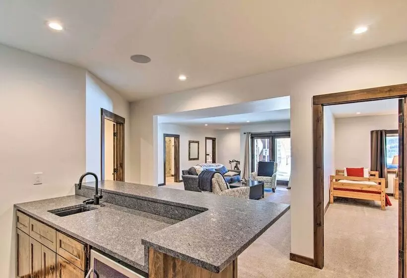 Spacious Big Sky Cabin W/ Hot Tub & Grill!