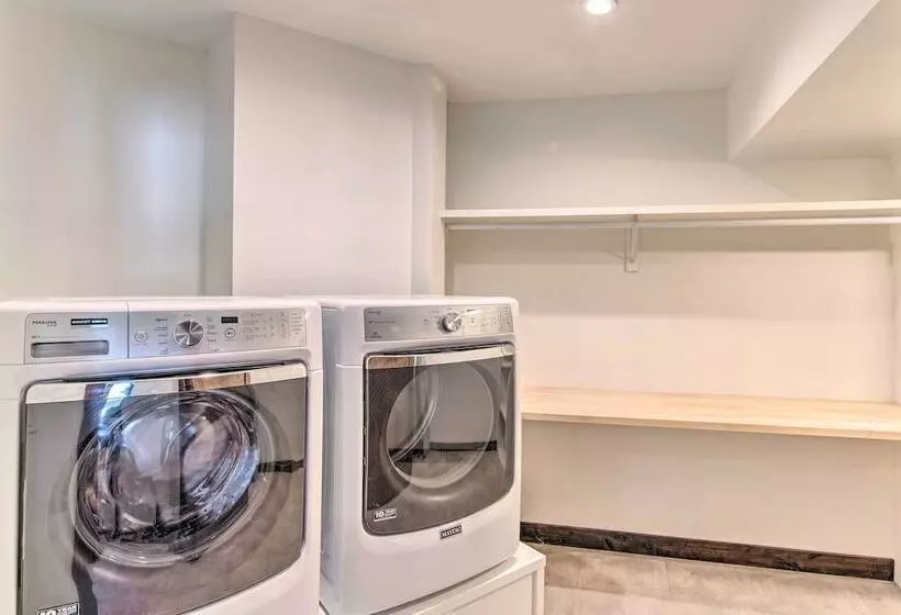 Spacious Big Sky Cabin W/ Hot Tub & Grill!