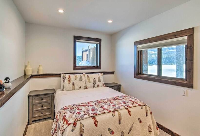 Spacious Big Sky Cabin W/ Hot Tub & Grill!