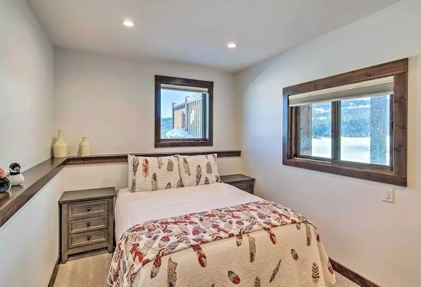 Spacious Big Sky Cabin W/ Hot Tub & Grill!