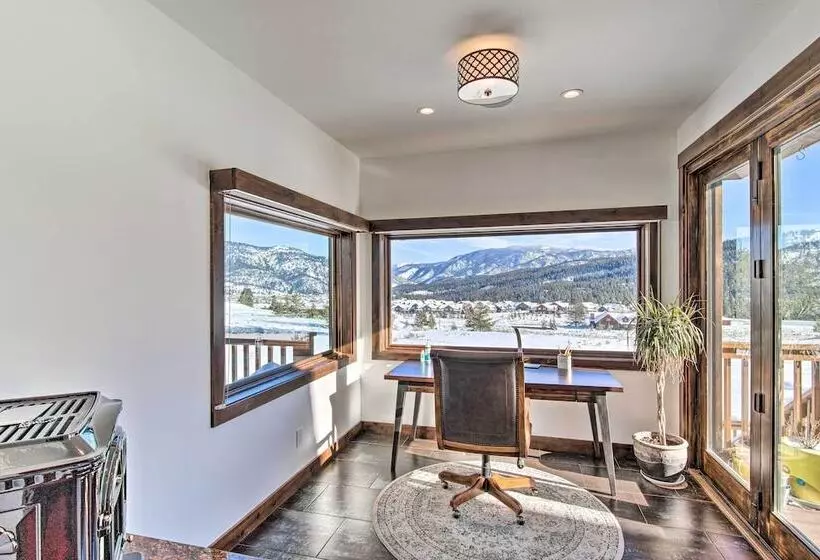 Spacious Big Sky Cabin W/ Hot Tub & Grill!