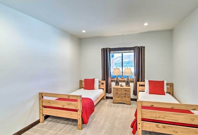 Spacious Big Sky Cabin W/ Hot Tub & Grill!