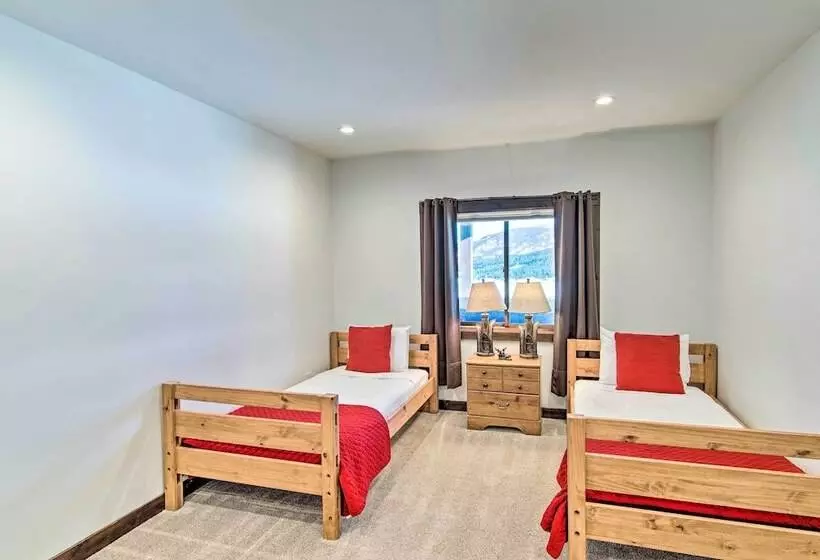 Spacious Big Sky Cabin W/ Hot Tub & Grill!