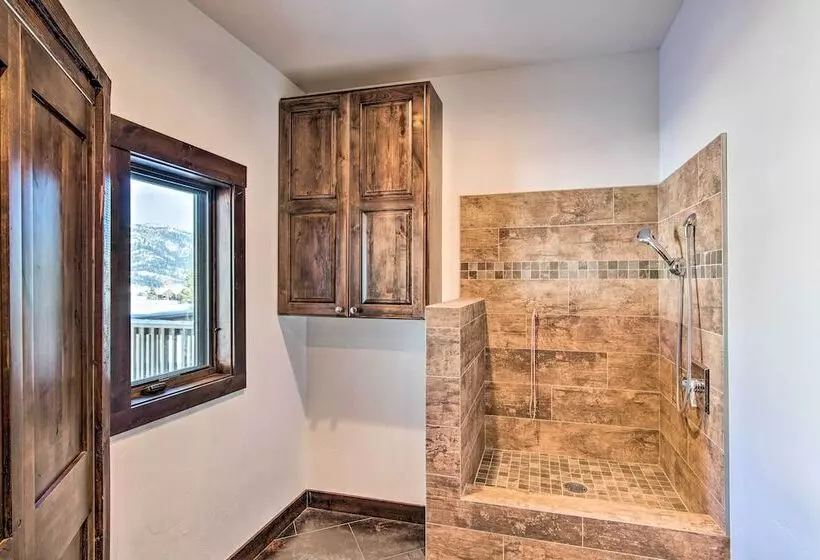 Spacious Big Sky Cabin W/ Hot Tub & Grill!