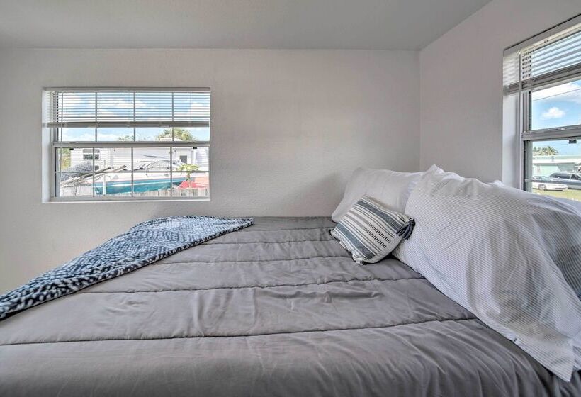 Sunny Hudson Escape W/ Gulf Views & Boat Dock