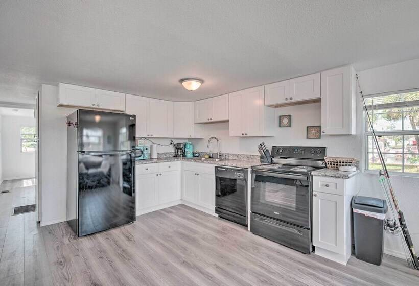 Sunny Hudson Escape W/ Gulf Views & Boat Dock