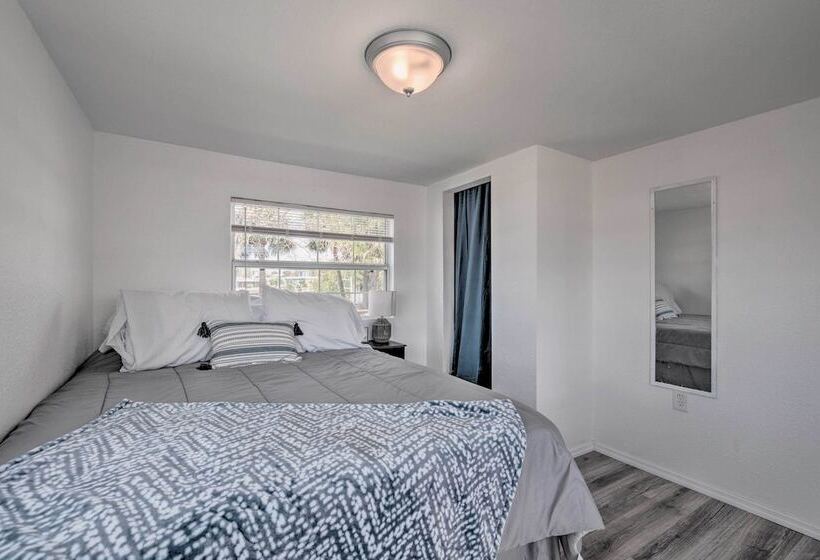 Sunny Hudson Escape W/ Gulf Views & Boat Dock