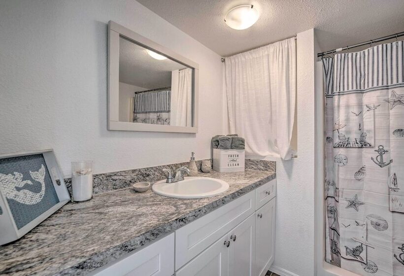 Sunny Hudson Escape W/ Gulf Views & Boat Dock