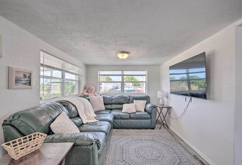 Sunny Hudson Escape W/ Gulf Views & Boat Dock