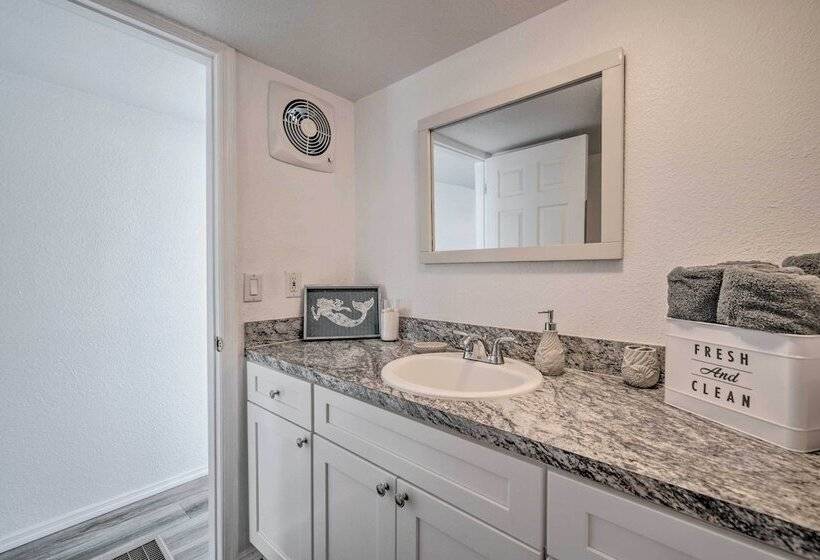 Sunny Hudson Escape W/ Gulf Views & Boat Dock