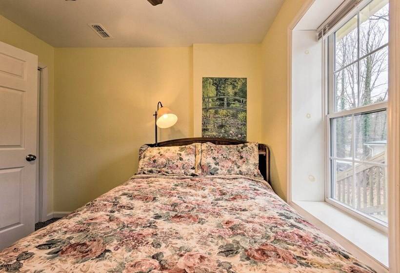 The Sunshine Cottage Hendersonville Rental!