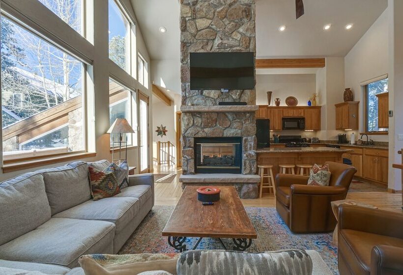 Near Ski Access: Home W/ Hot Tub In Breck!