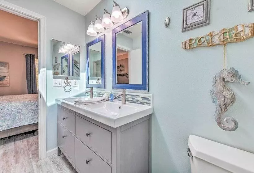 Canalfront Anna Maria Cottage W/ Pool & Hot Tub!