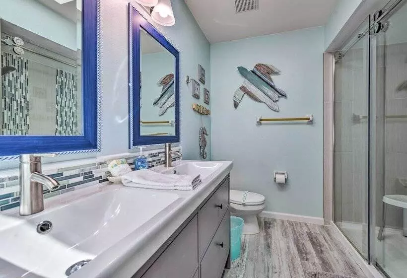 Canalfront Anna Maria Cottage W/ Pool & Hot Tub!