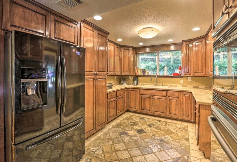 Charming Tallahassee Family Hideaway: 5 Mi To Fsu!