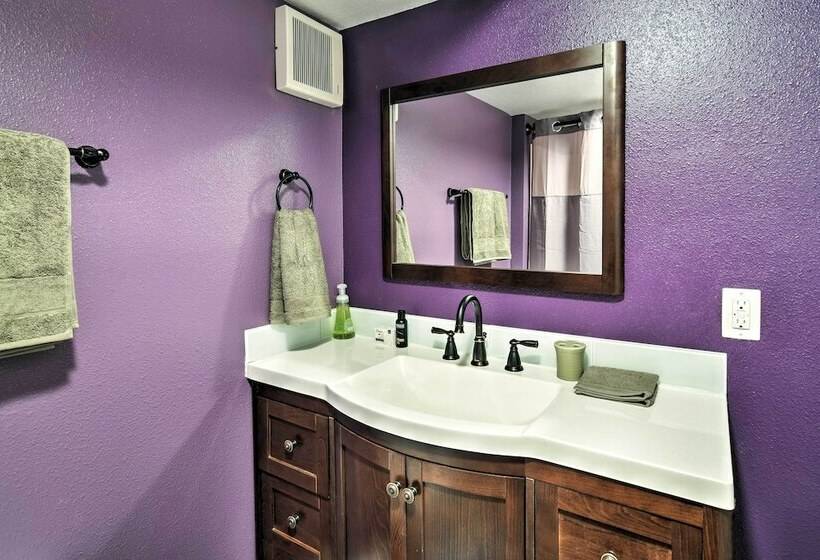 Downtown Anchorage Home, 1 Block To Coastal Trail!