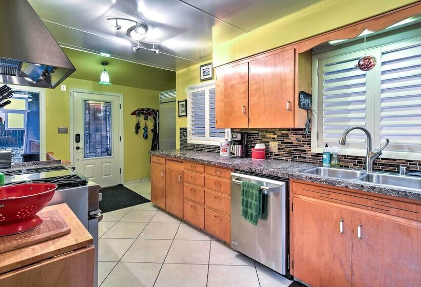 Downtown Anchorage Home, 1 Block To Coastal Trail!