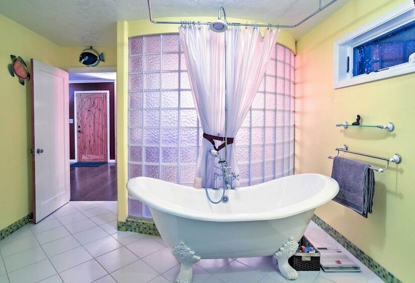 Downtown Anchorage Home, 1 Block To Coastal Trail!