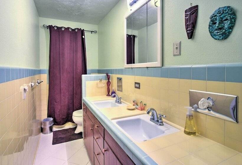 Downtown Anchorage Home, 1 Block To Coastal Trail!