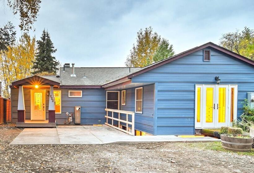 Downtown Anchorage Home, 1 Block To Coastal Trail!