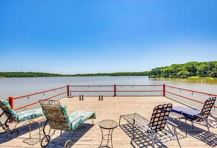 Views & Private Dock: Lakefront Eustace House!