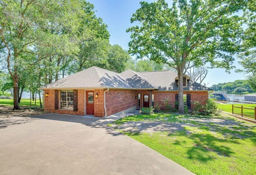 Views & Private Dock: Lakefront Eustace House!